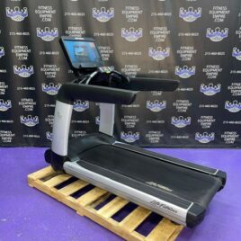 Life Fitness Integrity Series Treadmills w/Discover SE3HD Consoles – NEWEST MODEL